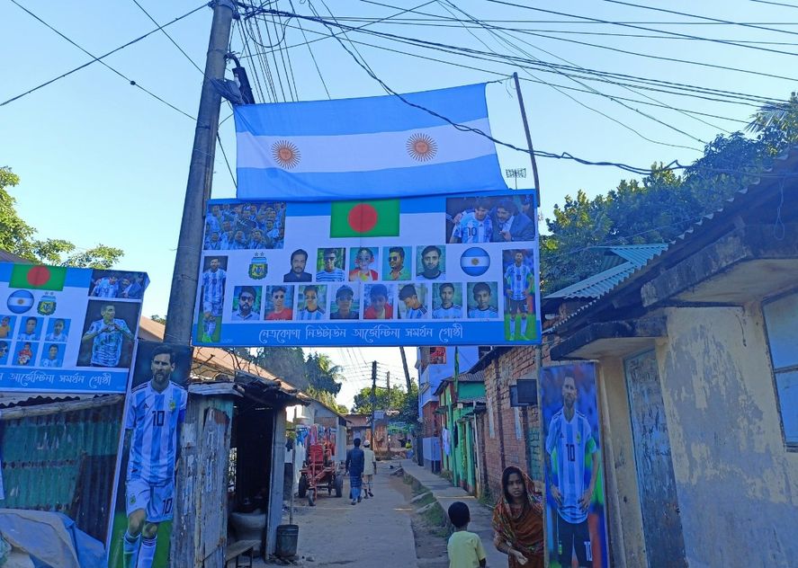 Las calles de Bangladesh tienen banderas gigantes de Argentina