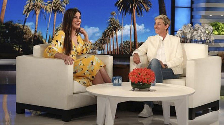 Ellen junto a Sandra Bullock en una entrevista de su programa