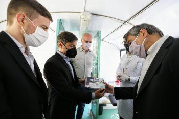 Kicillof puso en marcha la Unidad de Refuerzo Sanitario de Mar del Plata y recorrió las instalaciones de un centro de investigación