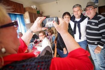 Juan Zabaleta almorzó con vecinos en un centro de jubilados.
