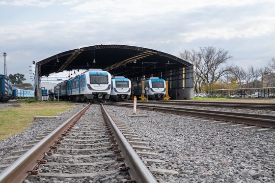 tren inaccesible: un historico ferroviario advirtio el riesgo de ir por las vias a quienes no pueden pagar el boleto