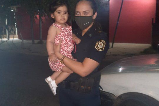 La oficial heroína junto a la bebé de 14 meses reanimada