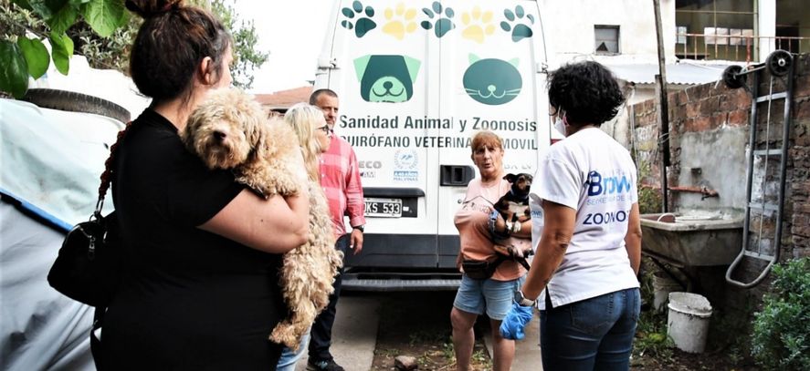 El Centro Municipal de Sanidad Animal y Zoonosis de Almirante Brown junto a la Polic&iacute;a Bonaerense y organizaciones proteccionistas rescataron a 582 animales de un criadero clandestino de Adrogu&eacute;.&nbsp;