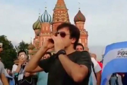 ¡que lujo!: ciro emociono a todos tocando el himno nacional con su armonica en la plaza roja de moscu