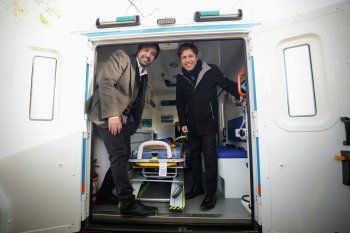 Axel Kicillof y Nicolás Kreplak presentaorn 14 ambulancias en el Hospital El Dique de Ensenada.