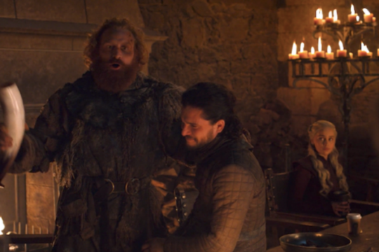 ¿alguien pidio un cafe? el increible error de game of thrones que es furor en las redes