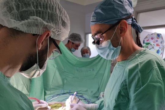 el hospital san martin realizo por primera vez un bypass cerebral en paciente con aneurisma