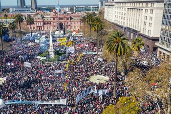 el odio afuera: plaza de mayo repleta para defender la democracia y repudiar el atentado contra cristina kirchner