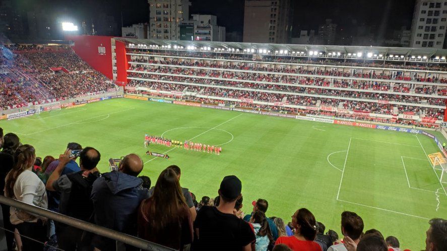 Hinchas de Estudiantes en el estadio de UNO en el duelo ante Bragantino por Copa Libertadores