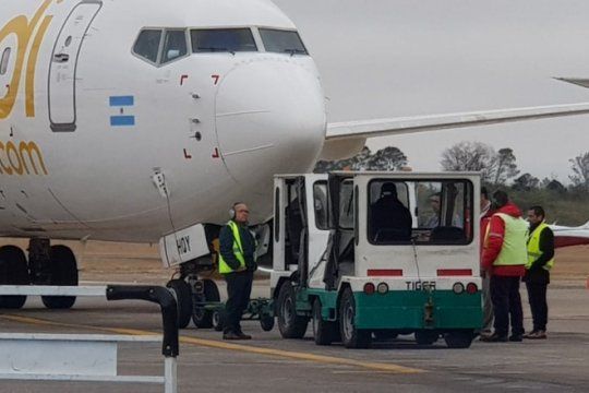 el palomar: furia de pasajeros y escandalo debido a la cancelacion masiva de vuelos de flybondi