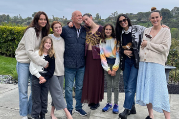 Las fotos de Bruce Willis con su familia, que compartió Demi Moore.