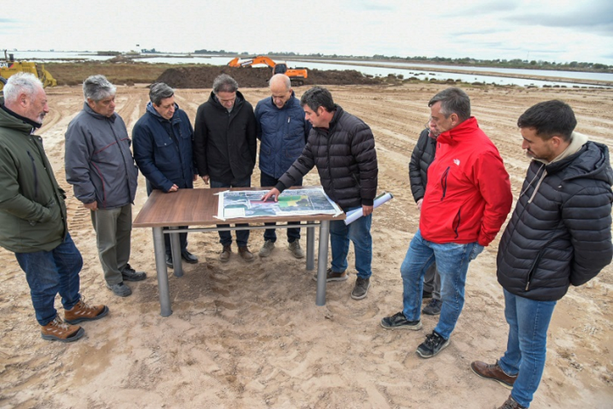 En Pehuajó, Katopodis supervisó el avance de obras hidráulicas en la laguna La Salada