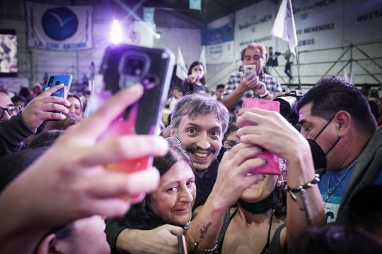 Máximo Kirchner accedió a fotografiarse con la gente en un acto con declaraciones apuntadas al Gobierno