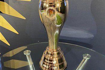 El trofeo que se llevará el ganador de la Copa de Oro femenina 2024.