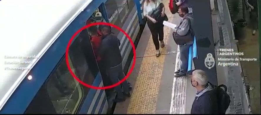 Adrogué: mirá como detuvieron a dos punguistas en la estación de trenes
