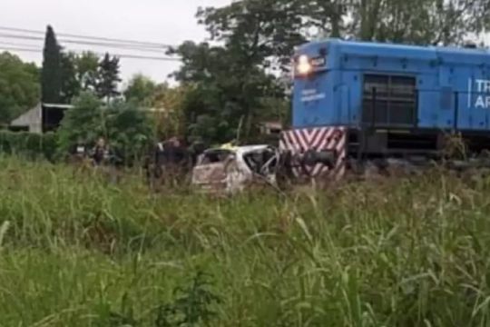 moreno: un tren arrollo a un auto y hay cuatro muertos