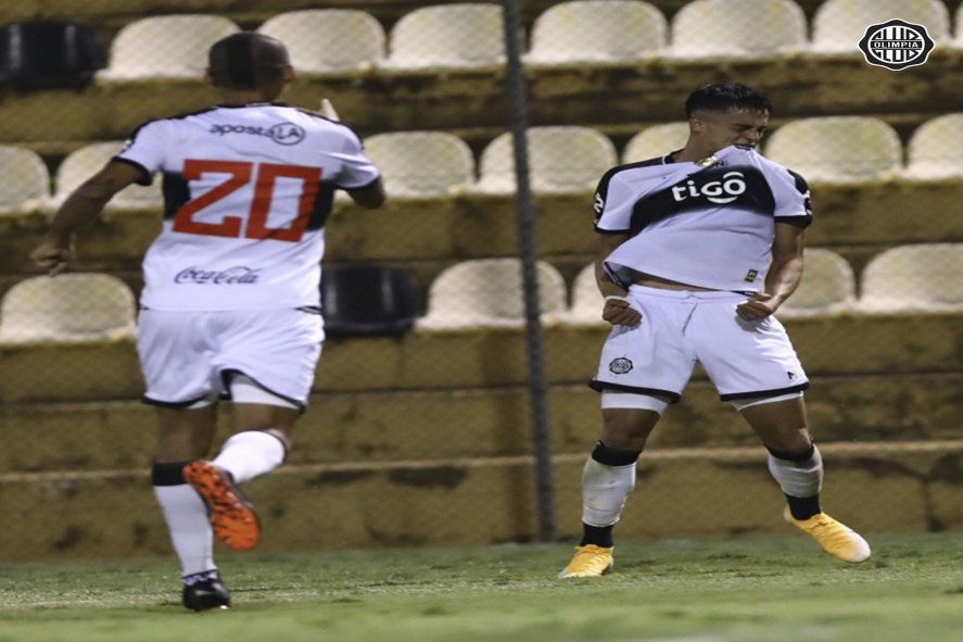 Ramón Sosa festeja su gol en Olimpia de Paraguay
