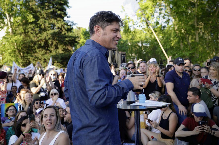 Axel Kicillof vuelve a las mateadas y empieza en Plaza Malvinas (La Plata).