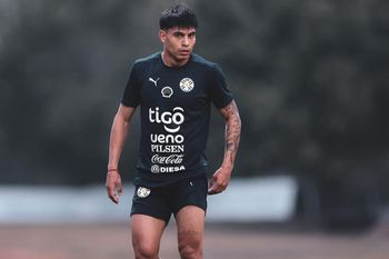 Santiago Arzamendia entrenando con la Selección de Paraguay