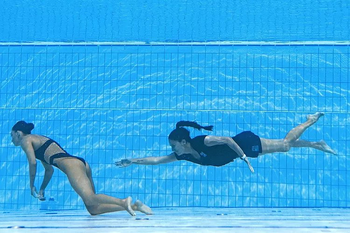 un susto: espectacular foto de rescate de nadadora a punto de ahogarse