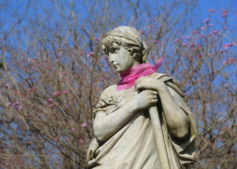 La plata: en el Mes del Cáncer de Mama colocaron pañuelos color rosa a estatuas y monumentos de la Ciudad