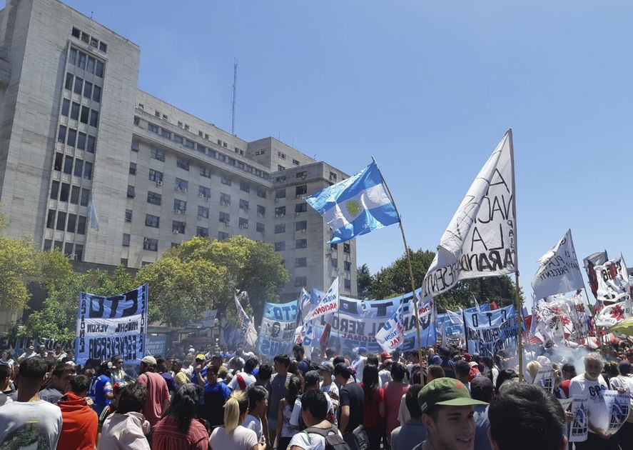Se espera que cientos de militantes se acerquen a Comodoro Py en apoyo a Cristina Kirchner ante la lectura del veredicto.