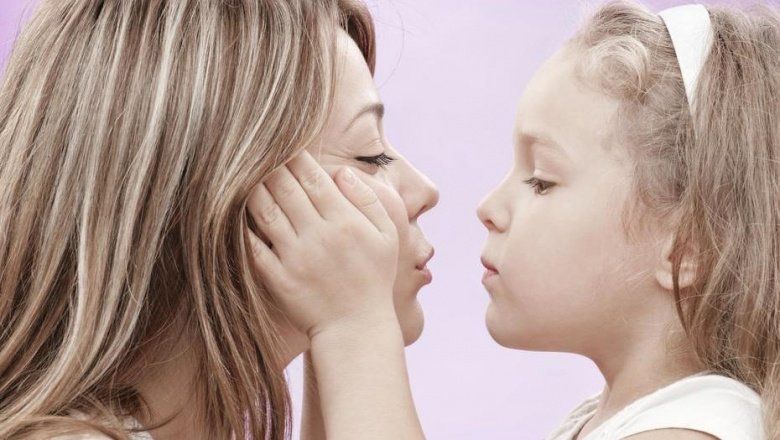 Polémica: los besos en la boca entre padres e hijos ¿muestra de afecto o mala costumbre?