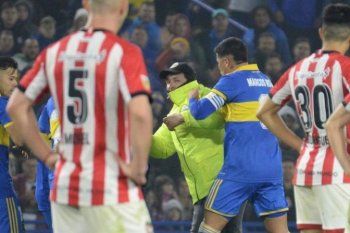 Marcos Rojo contra el seguridad privada, cuando sacaba a su sobrino de la cancha, al festejar el gol de Boca ante Estudiantes
