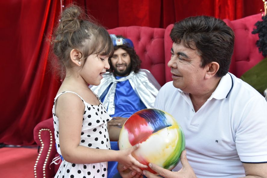 Fernando Espinoza ayudó a los Reyes Magos a entregar juguetes en Rafael Castillo.