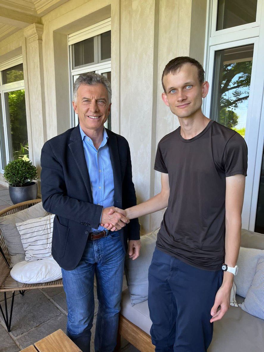 El especialista en criptomonedas Vitalik Buterin junto al ex presidente Mauricio Macri en una de las fotos que más comentarios provocó por la mirada del joven 