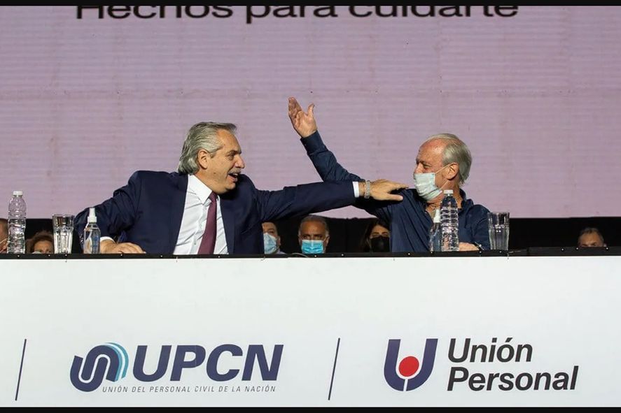 El presidente Alberto Fernández y Andrés Rodríguez en un congreso de UPCN.