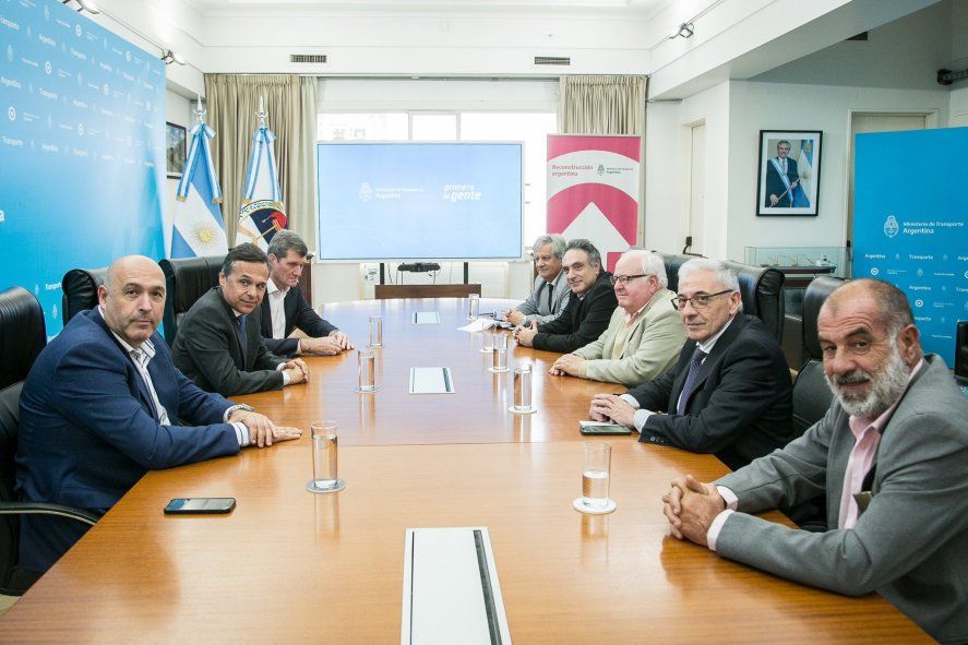 El ministro de Transporte, Diego Giuliano, reunido con representantes de las empresas de colectivos.