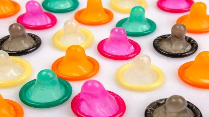 Variedad de colores y texturas de preservativos. Aún muchos hombres argentinos los piden en voz baja 