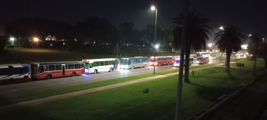 La larga fila de colectivos de La Cámpora estacionada sobre avenida 72