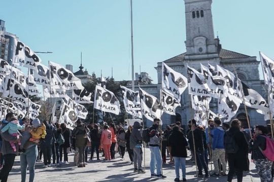 Trabajadores cooperativistas protestan frente a la Comuna