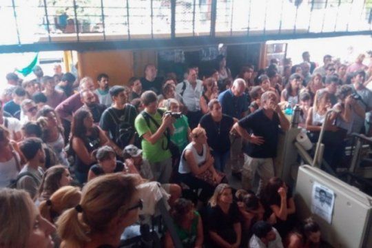 cierre de la uep: trabajadores que permanecen en la sede seran recibidos por el gobierno bonaerense
