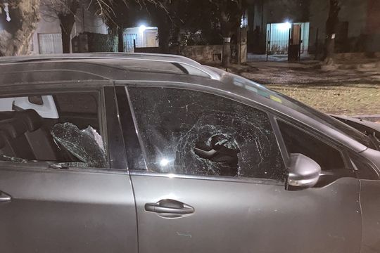 villa elisa en alerta: tiran piedras a los autos para robar