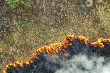 Las increíbles fotos del incendio de la cantera desde el aire. Foto: @emiigatti.