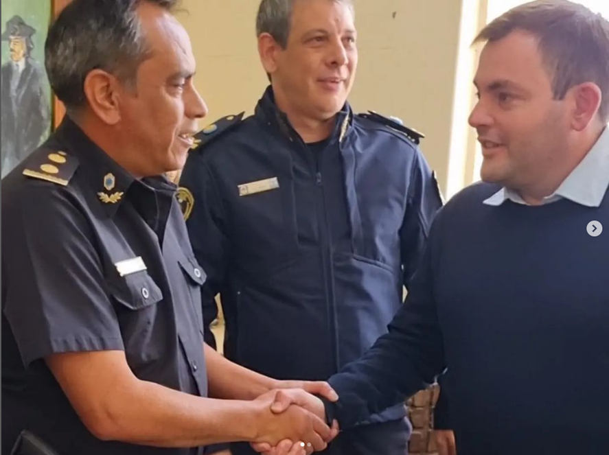 El intendente junto a su nuevo jefe de policía.