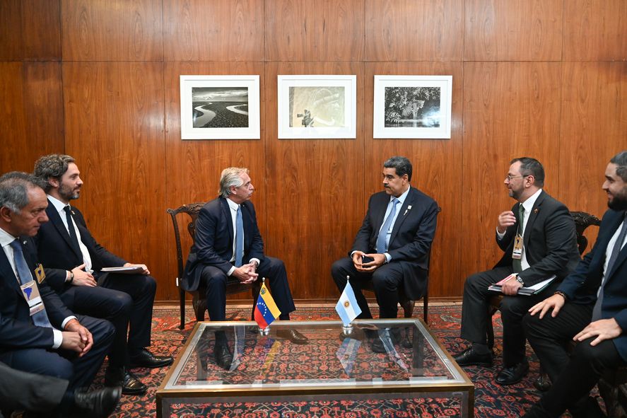 Cara a cara. Alberto Fernández y Nicolás Maduro mantuvieron una reunión privada en el Palacio Itamaraty de Brasil.