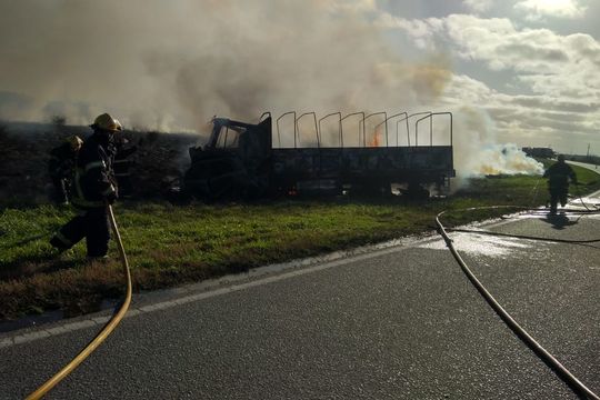 accidente, tragedia e incendio de un camion en la ruta 41