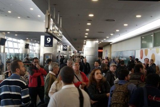 suspendieron los vuelos en aeroparque por una falla en la torre de control: cientos de pasajeros varados