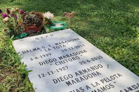 El entorno de Diego salió al cruce tras la filtración de fotos de la tumba de Maradona.