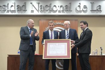 Una universidad del Conurbano le dio su máxima distinción a Martín Redrado.