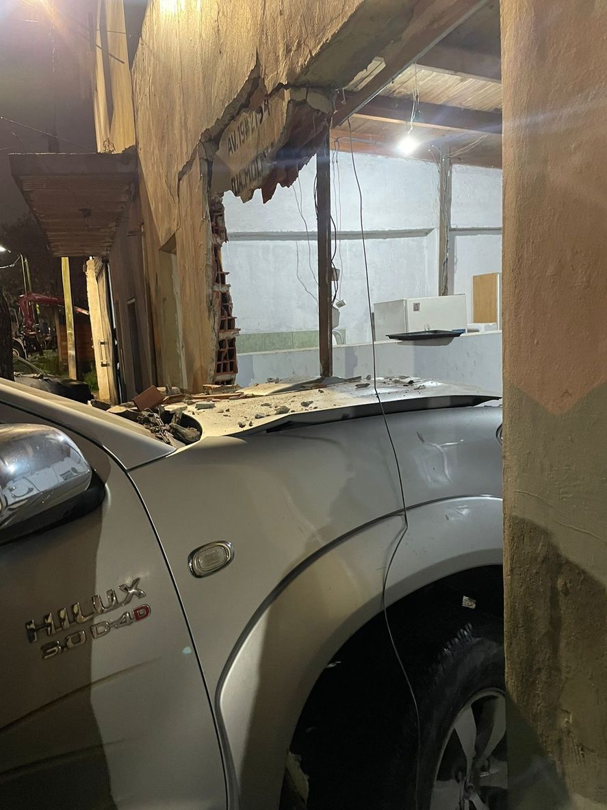 La Plata: borracho incrustó una camioneta en una casa