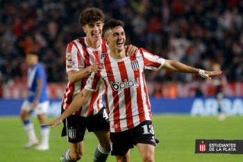 Axel Atum y Gastón Benedetti festejan en Estudiantes ante Vélez. (Foto: prensa EDLP)