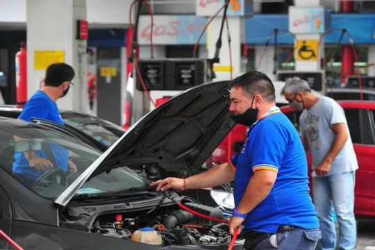 Con la suba de la nafta, muchos automovilistas se vuelcan al GNC