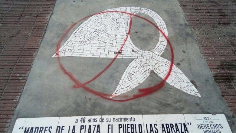 Indignante: vandalizaron un homenaje a las Madres de Plaza de Mayo instalado en La Plata