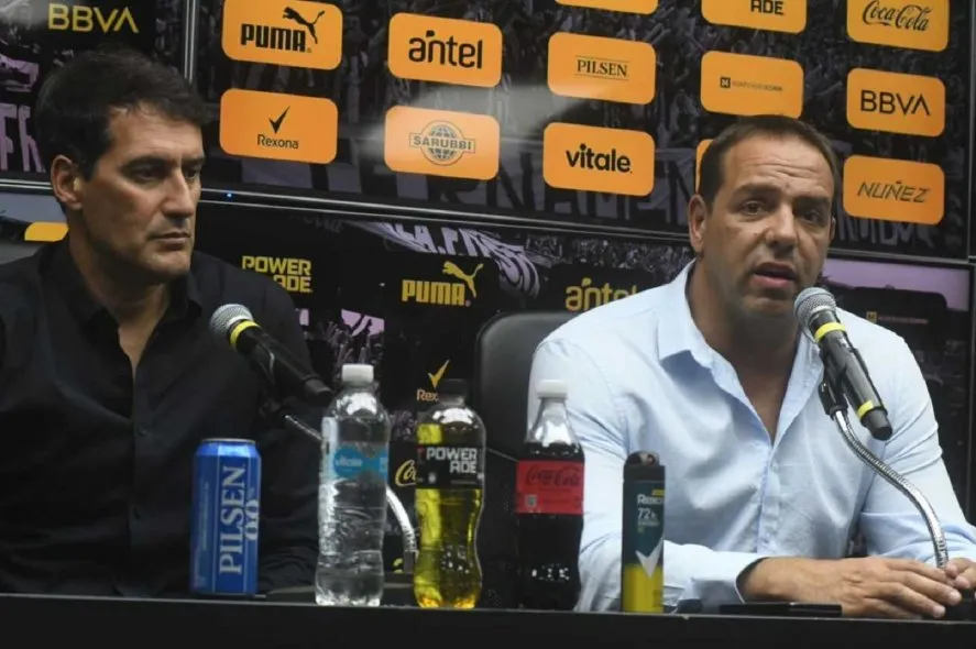 Agustín Alayes y Ignacio Rugli en la presentación del nuevo director deportivo de Peñarol. Foto: Francisco Flores.