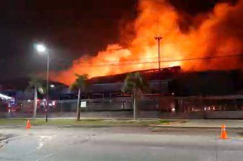 El incendio se desató en la panificadora ubicada en Uruguay y Emilio Zola
